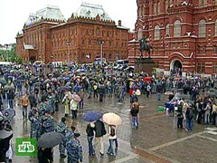 Толпа гомофобов оттесняется от решетки Александровского сада